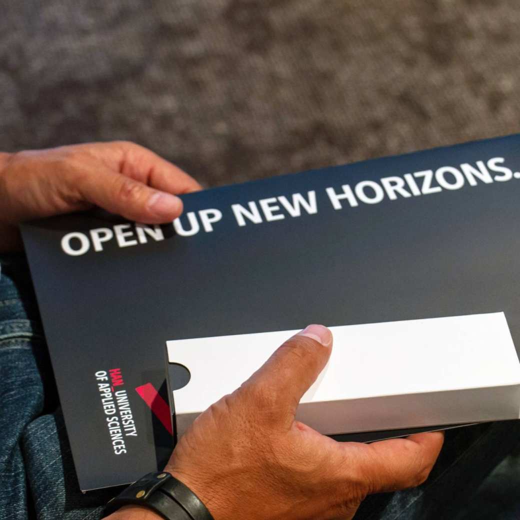 illustratie zwarte omslagmap met opdruk open up new horizons