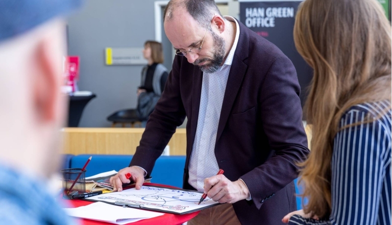 Rob tekent voor het centre for creativity zijn toekomstbeeld van een schoon, slim, sociaal 2050