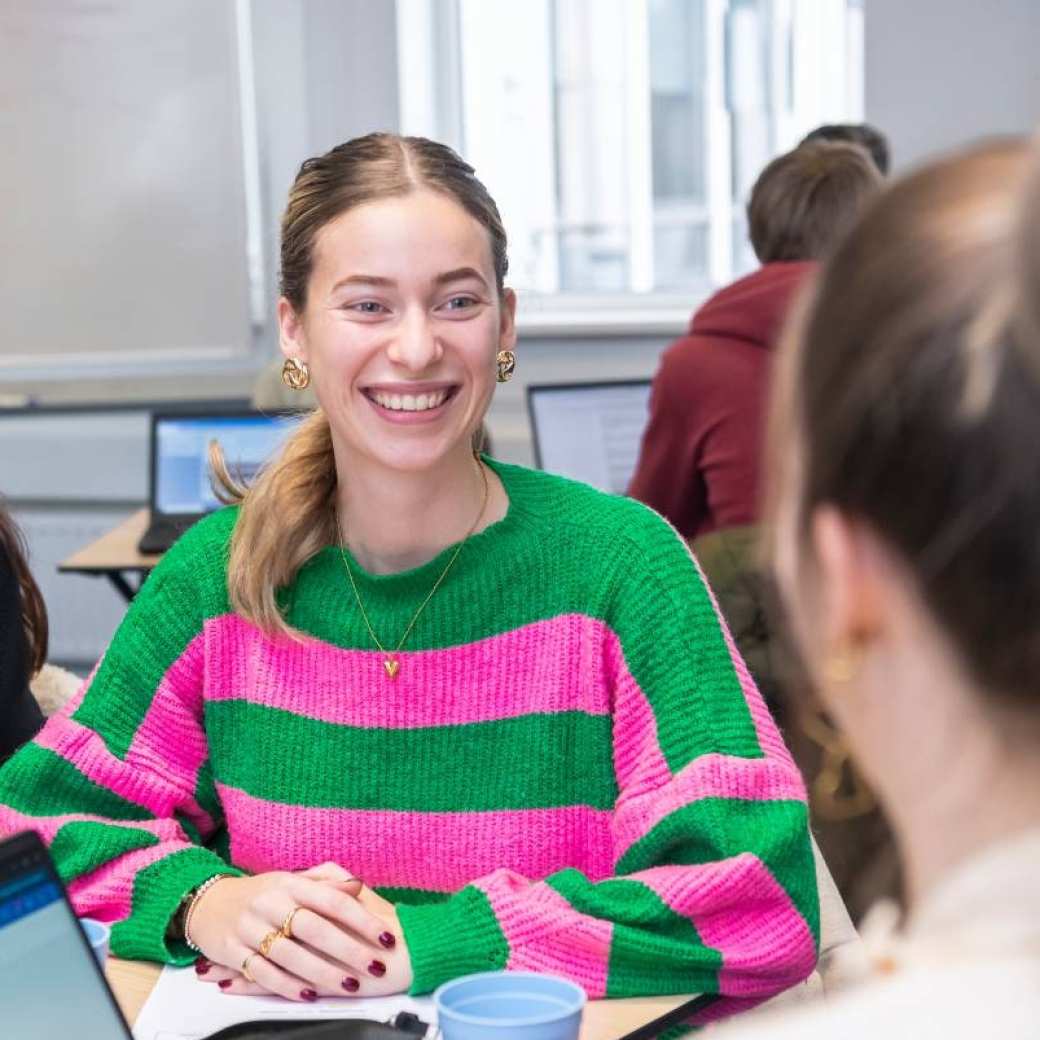 AMM LLO Caitlyn tijdens les Social Work deeltijd