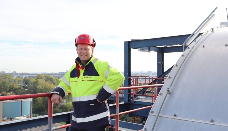 Ton Theunissen staand op het dak van ARN met op de achtergrond TPN-West