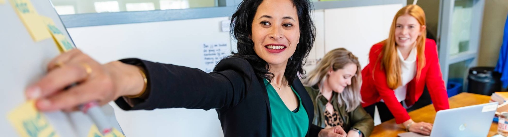 Learning & Development deeltijd, studio L&D, brainstormen, samenwerken, post-its, plakken, 2022
