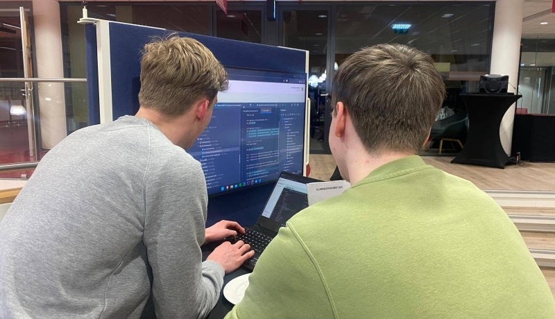 2 gasten achter een laptop