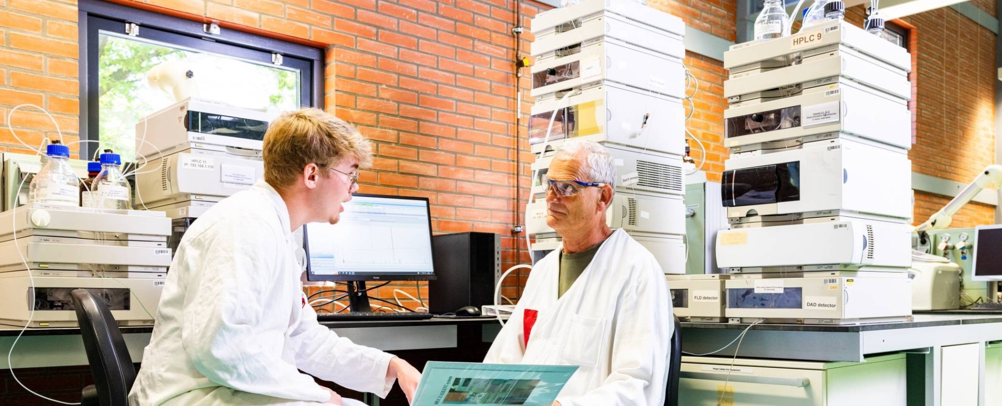 overleg tussen student en docent in het lab