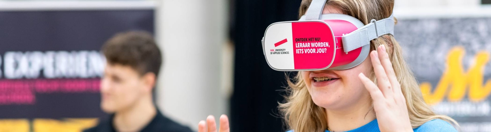 student met VR bril op