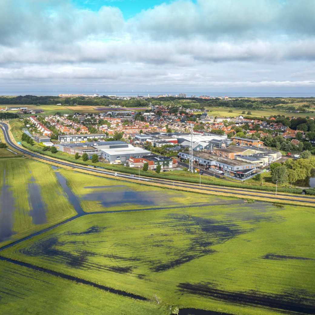 Luchtfoto van gebouwde omgeving voor de flyer met informatie over de cursussen binnen het CMW focusthema 'Duurzame gebiedsontwikkeling in de gebouwde omgeving'.