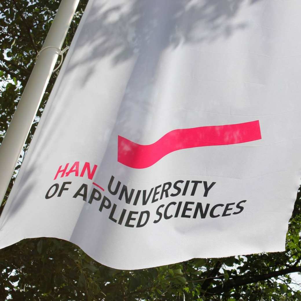 Witte vlag met HAN-logo