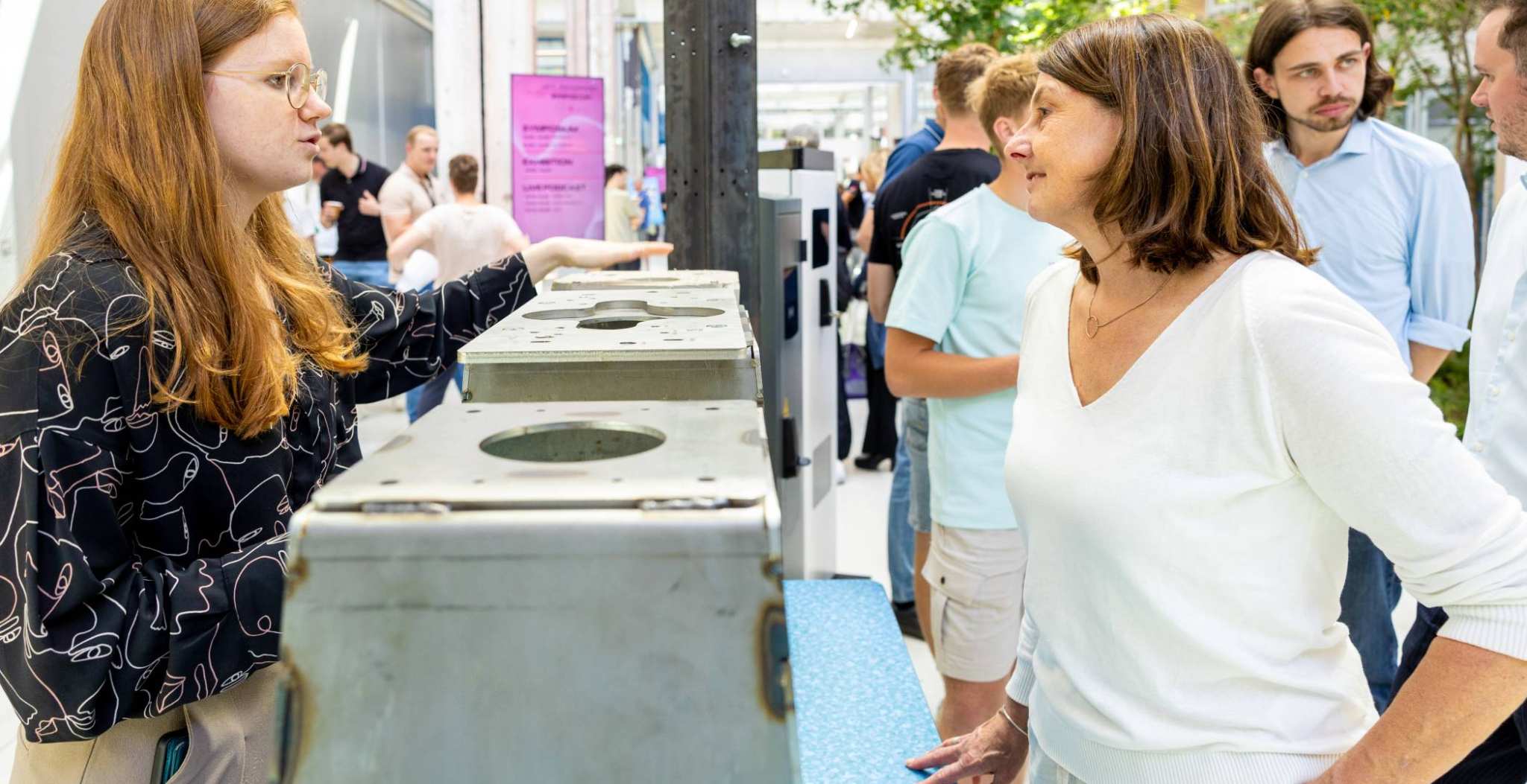 De studenten presenteren het project tijdens het Future Tech Symposium aan bezoekers
