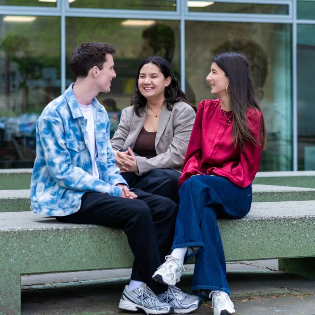 drie studenten toegepaste psychologie op de HAN campus in Nijmegen