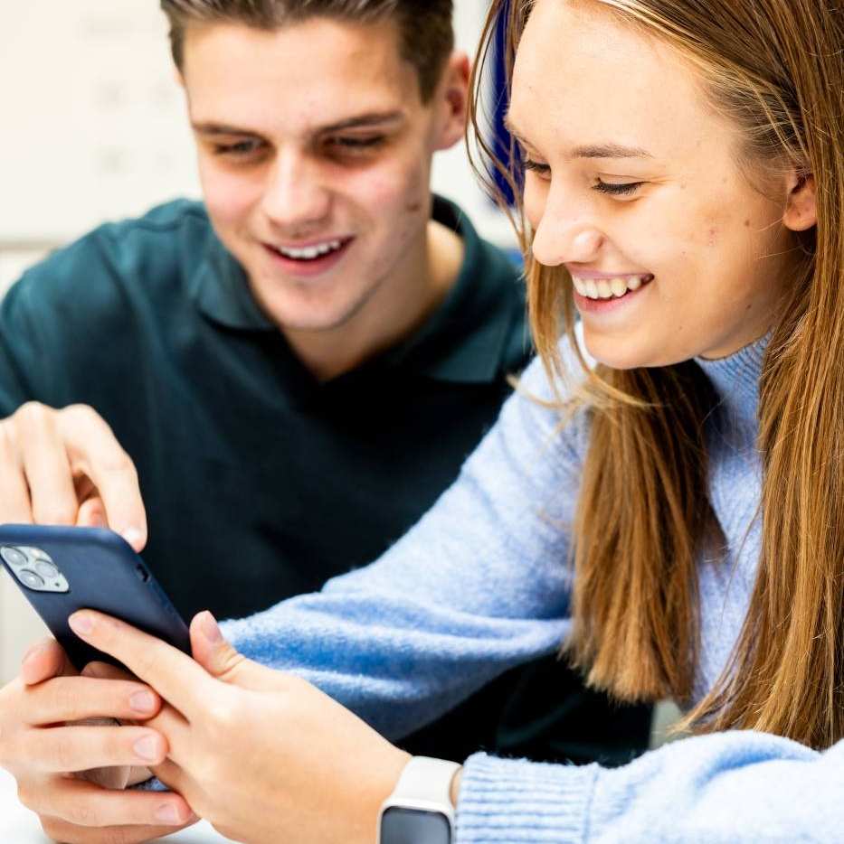 sportkunde sportqube 2 studenten op telefoon2 2023