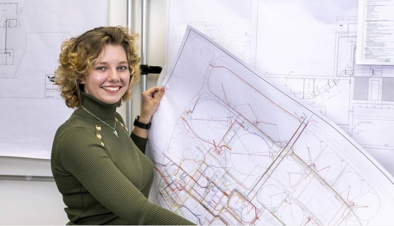 maja keukenschrijver met een installatietekening