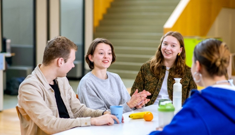 Studenten Leraar Aardrijkskunde zijn in gesprek met elkaar.