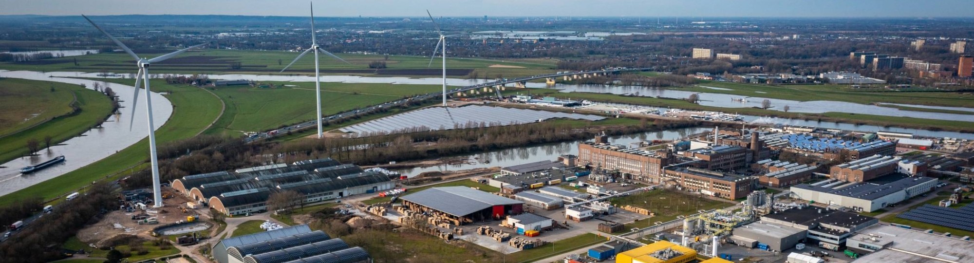 Luchtfoto van Industriepark Kleefse Waard (IPKW) waar door de Academie Engineering en Automotive o.a. projecten met waterstof worden uitgevoerd.