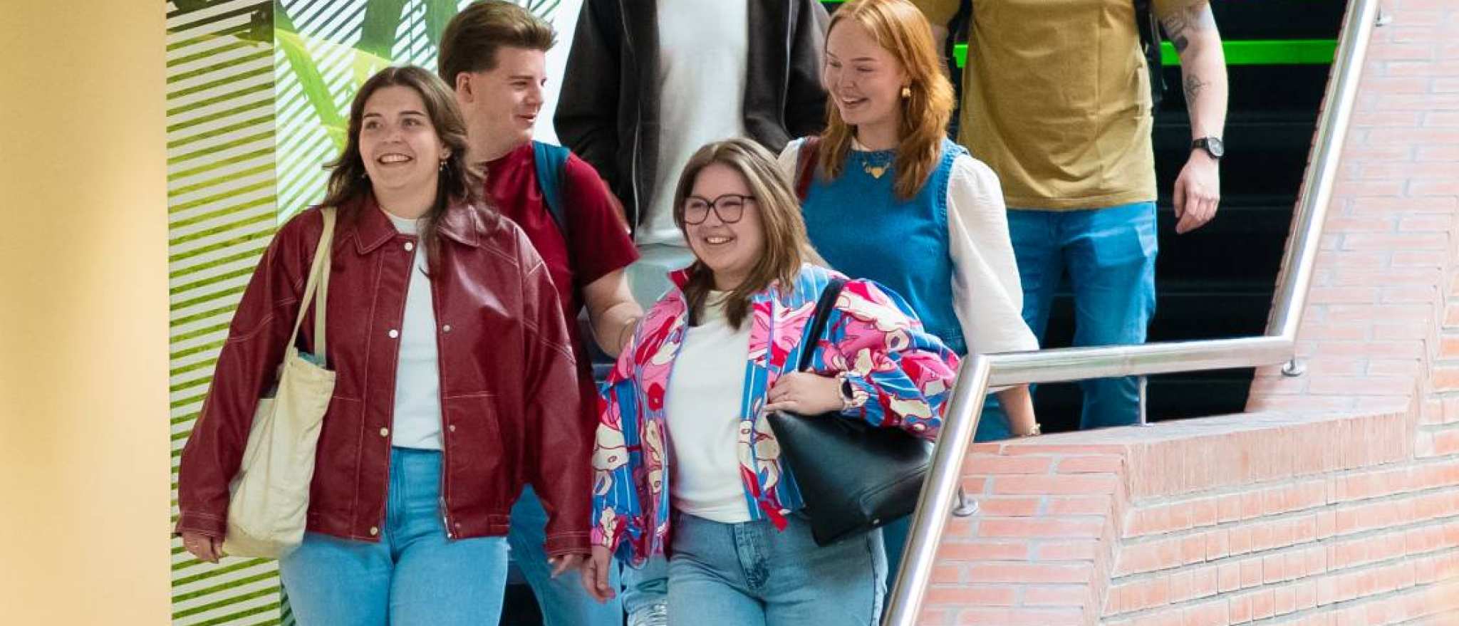 Groep studenten loopt trap af op campus in Nijmegen