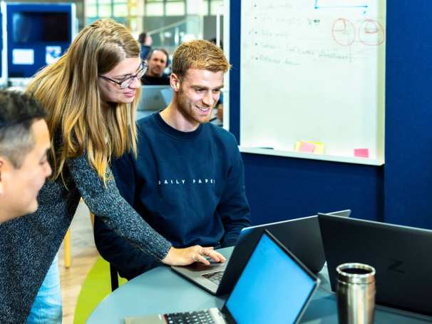 Docent Master Applied Data Science geeft uitleg aan student 