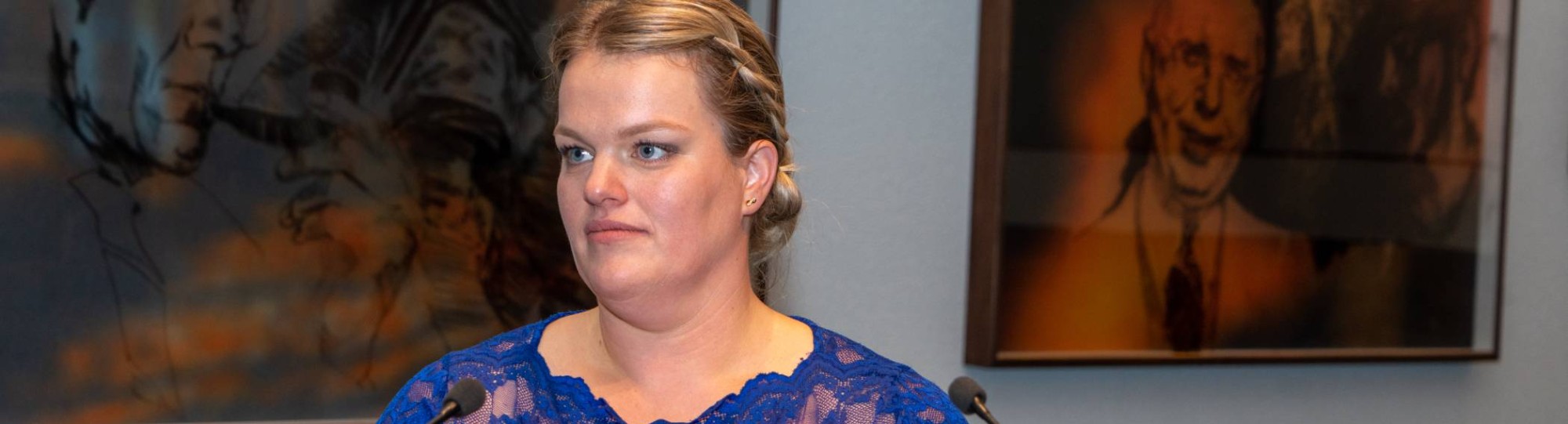 Marieke Rothuizen-Lindenschot in een blauwe jurk tijdens haar promotie
