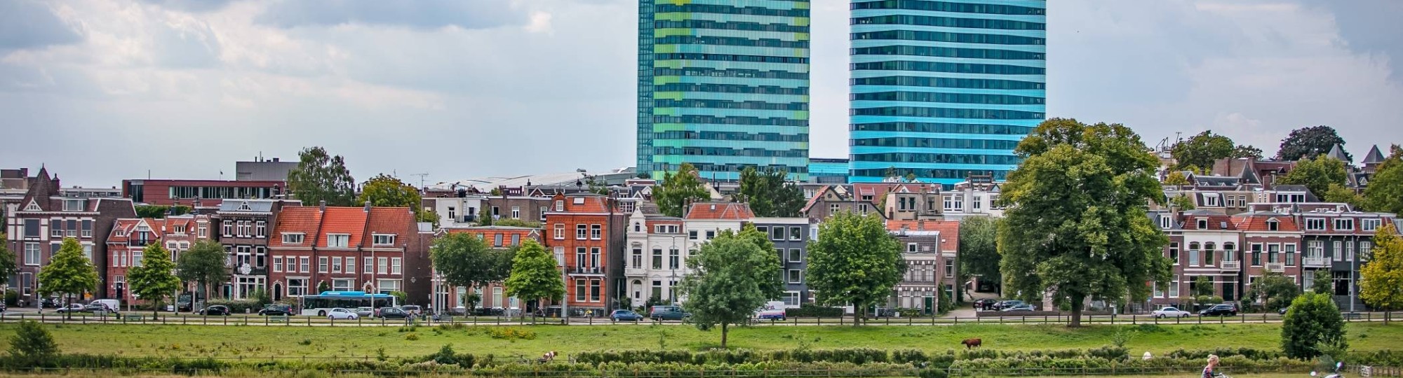 stadspark Sonsbeek in Arnhem met op de achtergrond de twin towers van Arnhem