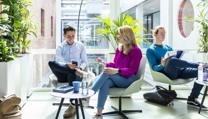 Studenten associate degree Accountancy duaal in overleg in de hal
