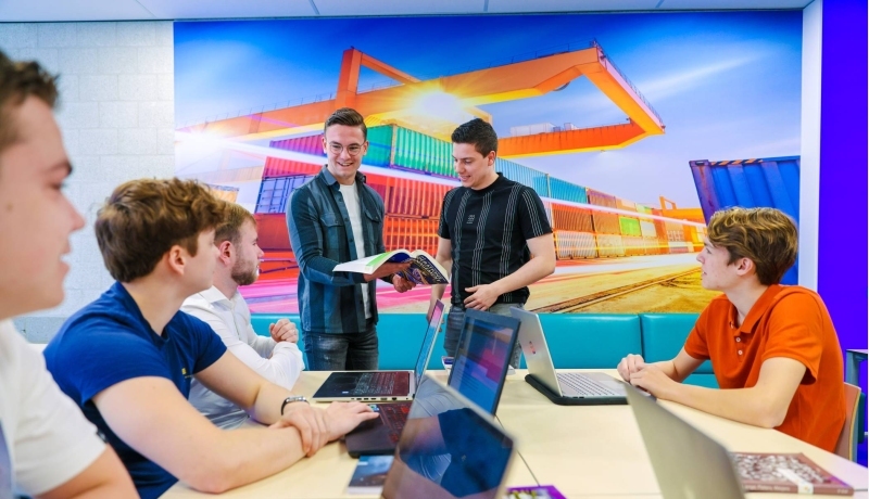 Meerdere studenten in een klassensetting met elkaar in overleg