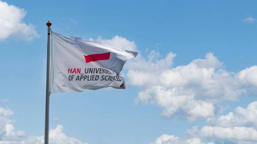 HR-HAN-Arnhm-5074.jpg, vlag, Arnhem, branding, signing, vlaggenmast, witte vlag, wolkenlucht