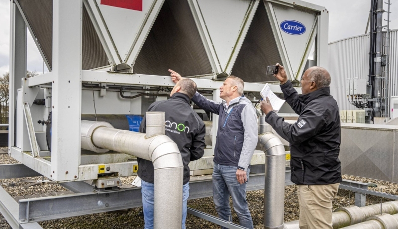 Vastgoedinspecteurs aan het werk op het dak