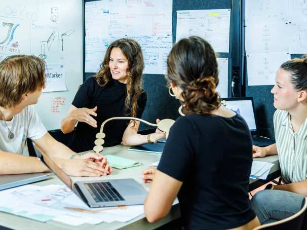 Studenten Industrieel Product Ontwerpen IPO werken samen aan een design project: Pepijn, Iris en Laila met docent Sylke