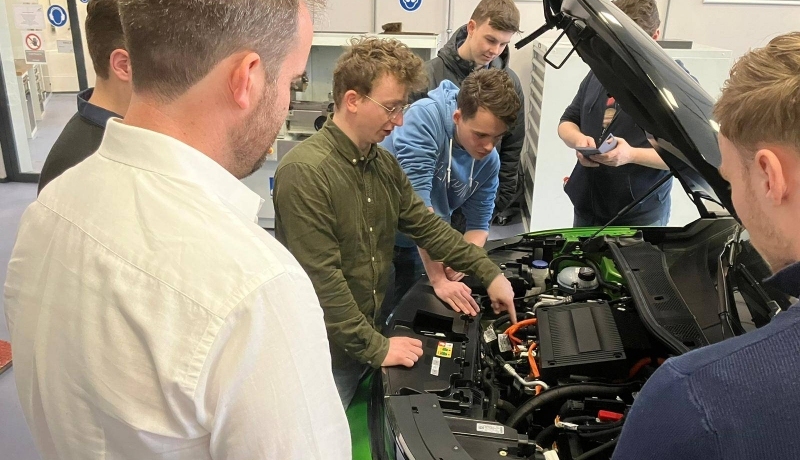 Studenten Engineering en Automotive zijn ontwikkelaars in het verbeteren van elektrische voertuigen.