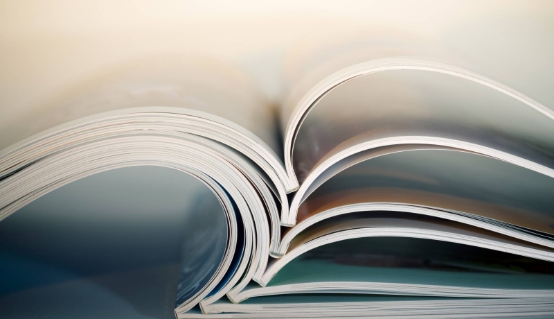 Stockfoto van opengeslagen boek met wazige achtergrond, mooi gebogen vormen
