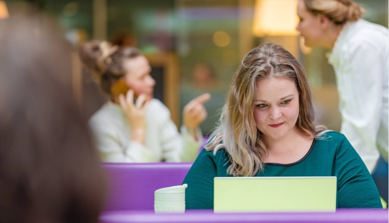 deelnemer van de opleiding HRM-deeltijd op haar laptop op de HAN