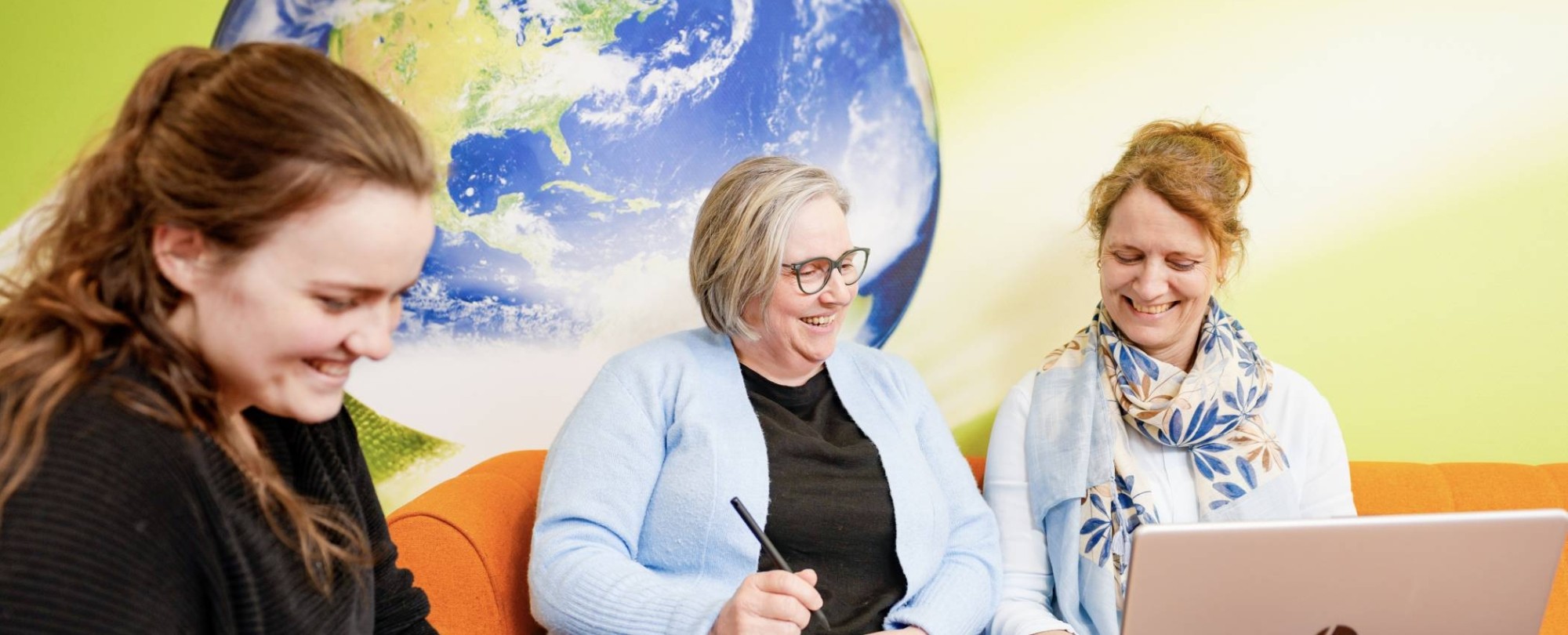 studenten HAN lachen en laptop op schoot Praktijkondersteuner Huisartsenzorg (POH)
