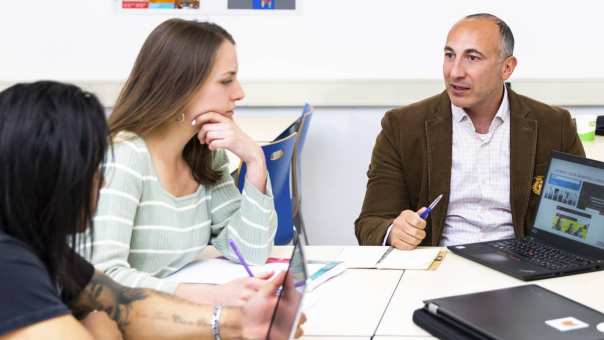 Een groep International Business-studenten ontvangt feedback op hun groepsproject