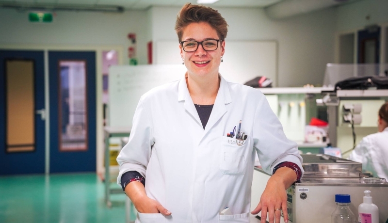 Technisch Onderwijs Assistent Ellen Roelofs in het Biologie en Medisch Laboratoriumonderzoek-lab van Academie Toegepaste Biowetenschappen en Chemie
