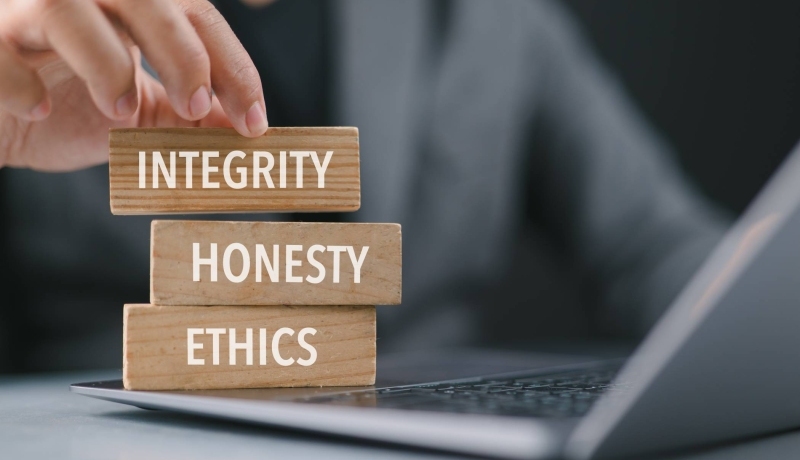 Houten blokjes met daarop de teksten Integrity, Honesty, Ethics