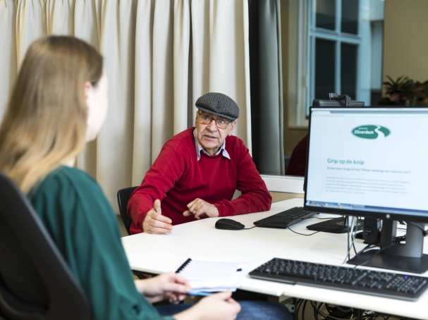 in experience lab, eye-tracking, oudere man met pet