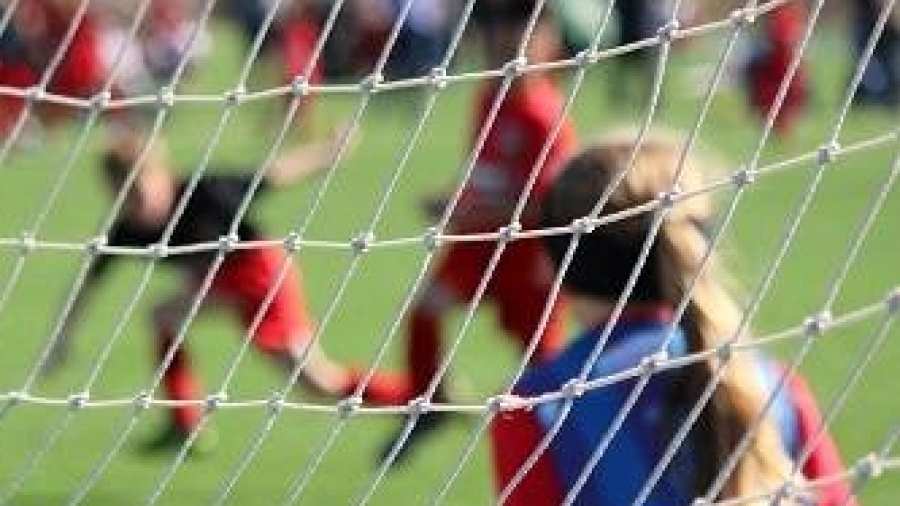 Voetbalwedstrijd, keepster in de goal