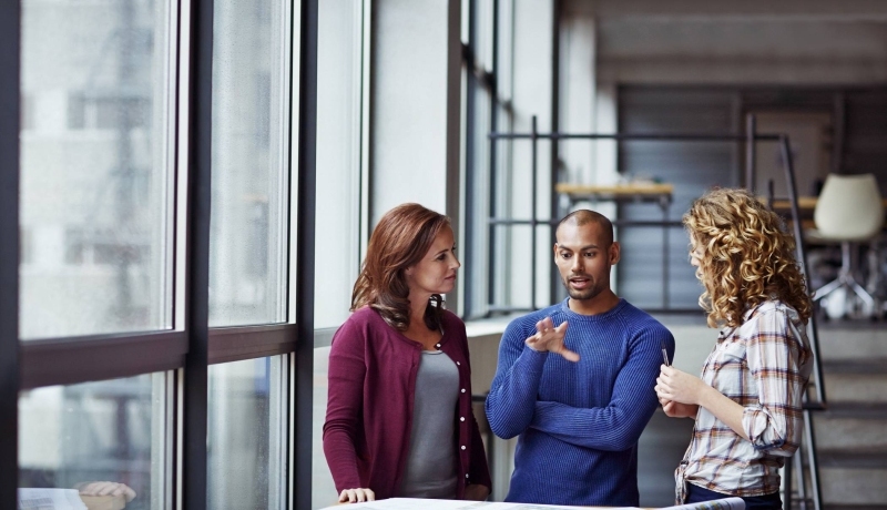 Finance professionals met elkaar in gesprek.