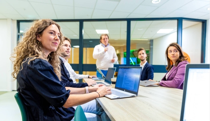Studenten deeltijd Commerciële Economie werken samen aan een sales project.
