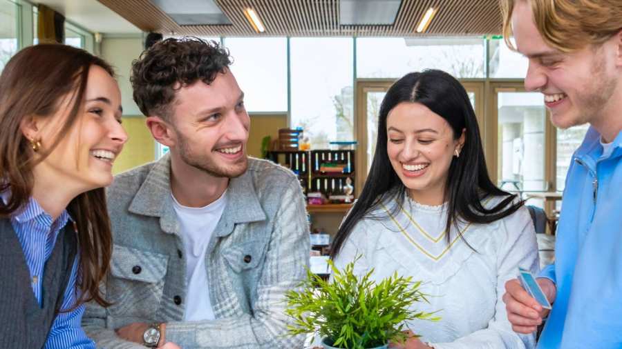 Studenten spelen samen een spel 