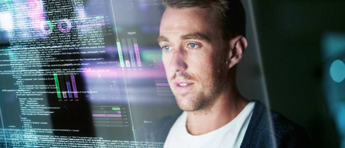 Man kijkt naar data