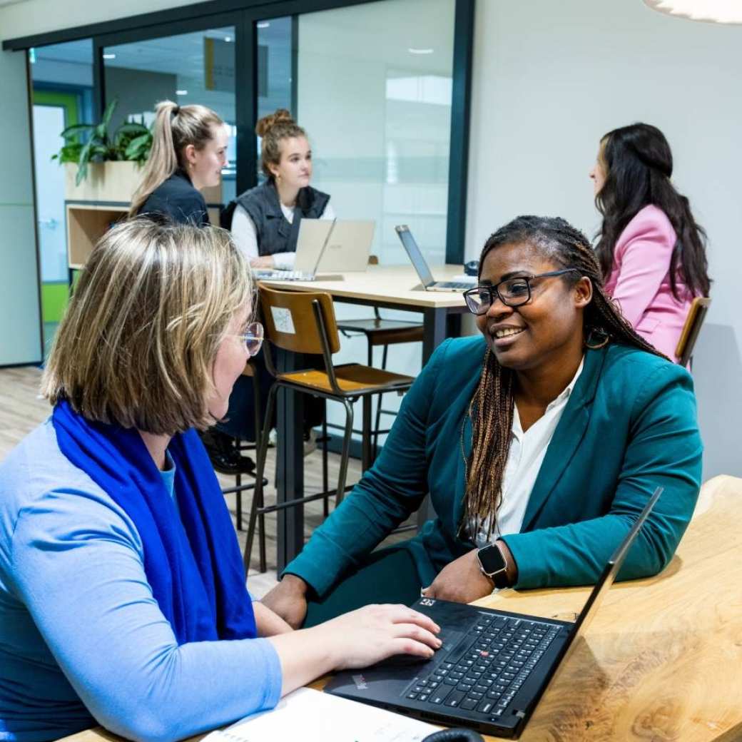Studenten HRM in gesprek met de docent