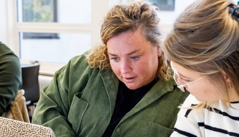 AMM LLO Kiki en Rowie werken tijdens de les aan een opdracht