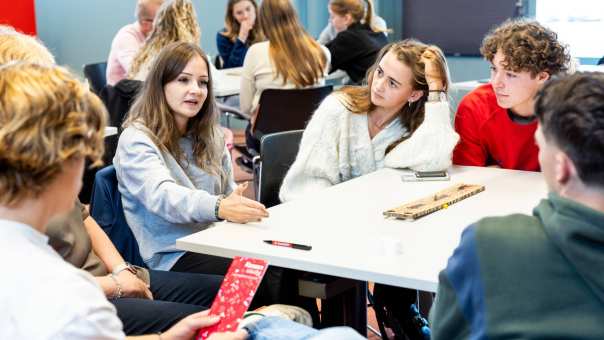 Studenten IPL luisteren naar het verhaal over armoede door een ervaringsdeskundige. Vervolgens spelen ze in groepjes, samen met de docenten en ervaringsdeskundigen, het spel Kansen Keren.