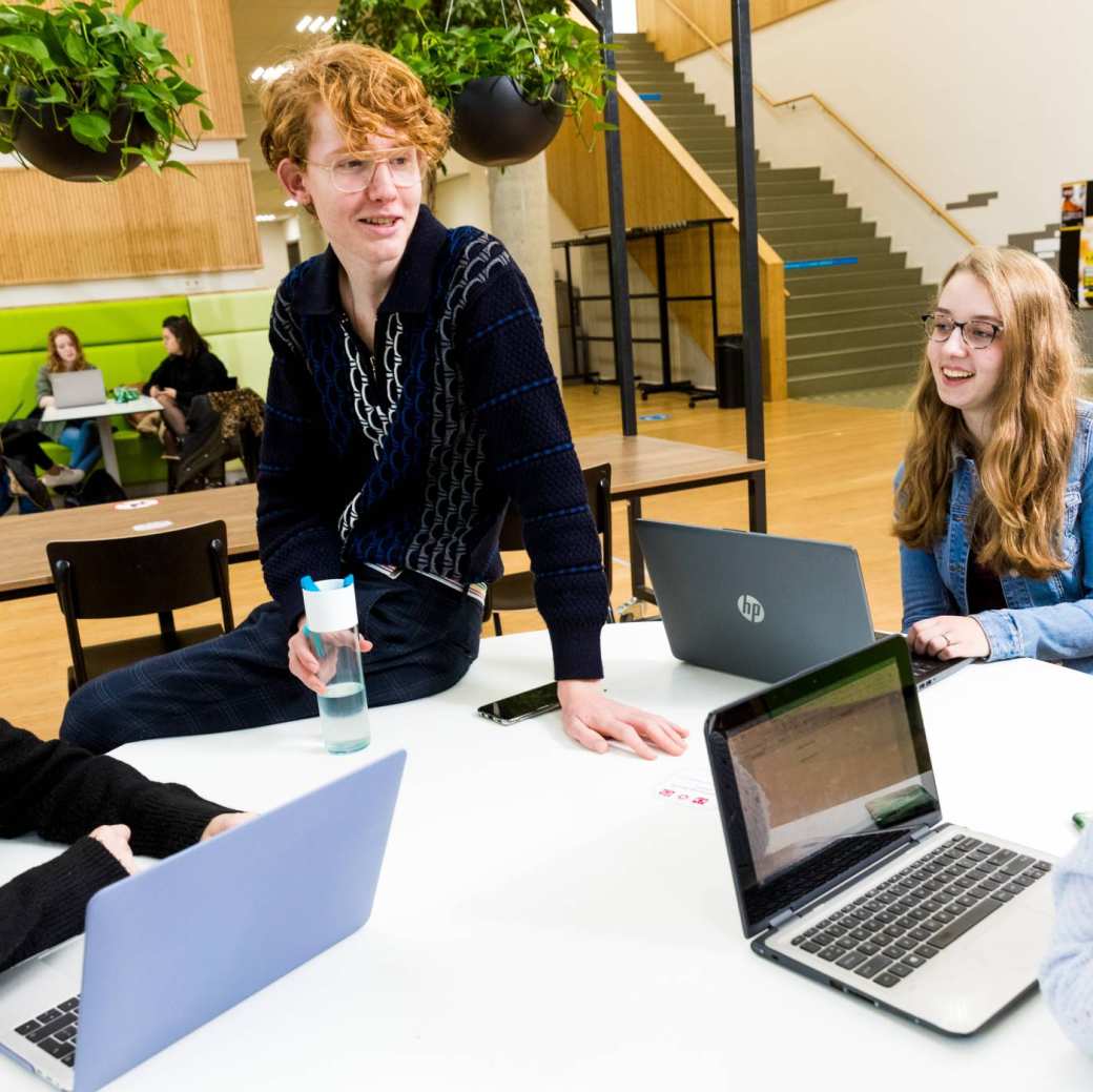 Student Nederlands legt iets uit