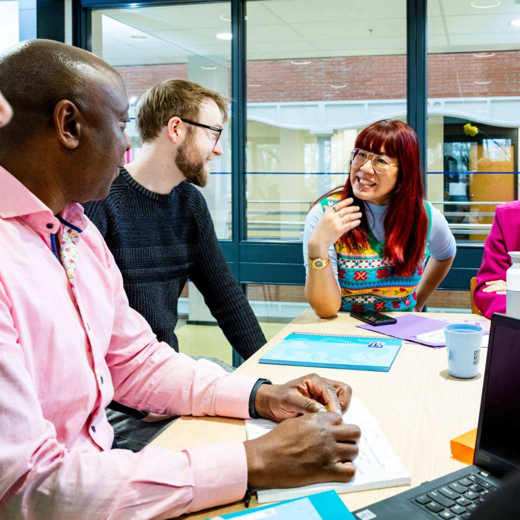 t.b.v. employer branding, Diverse collega's in gesprek