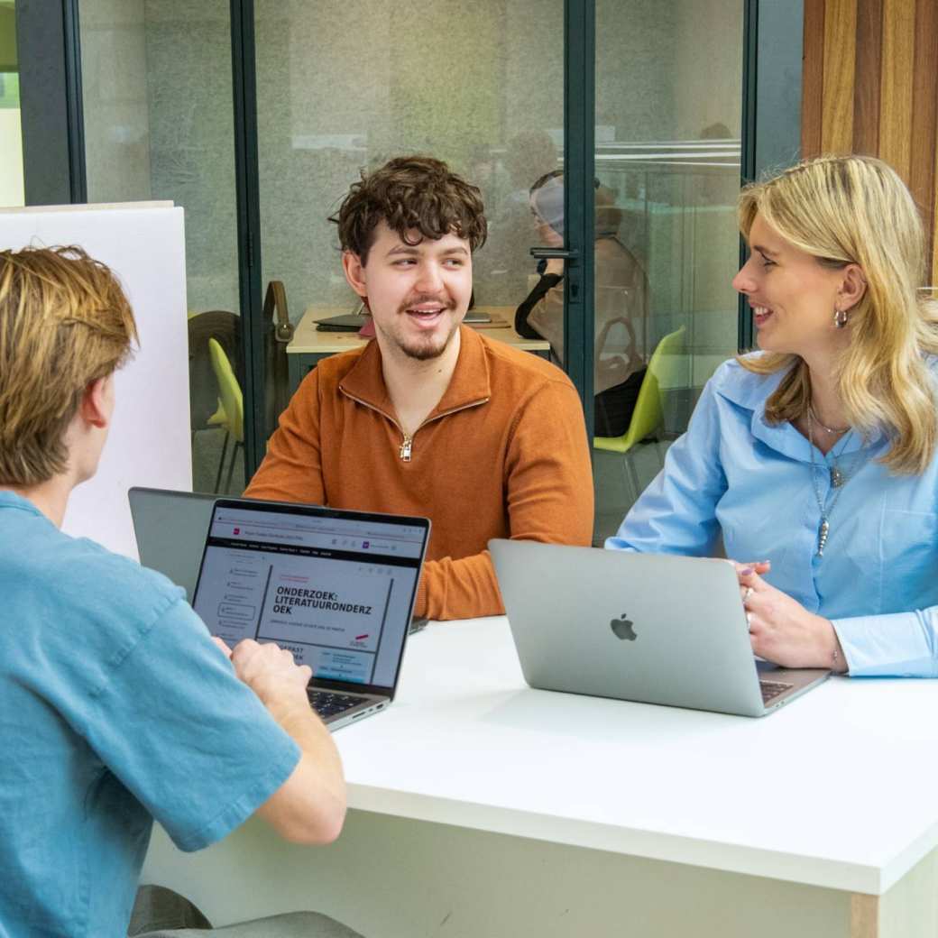 Studenten hbo Logistics Management in overleg op de HAN