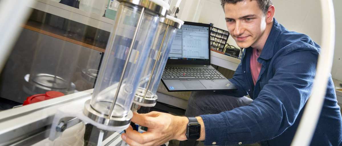 Tim Vianen, student Werktuigbouwkunde, doet onderzoek in het waterstoflab van de HAN.