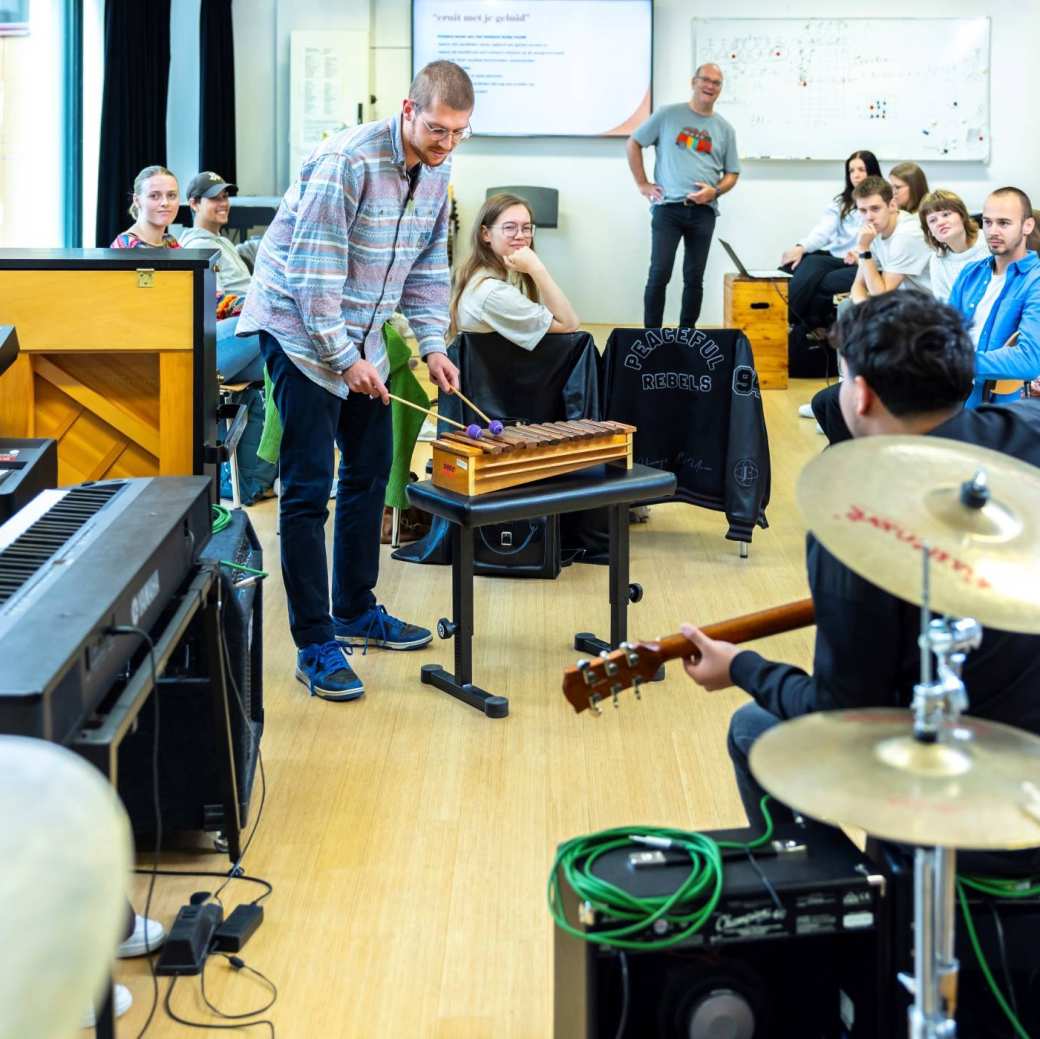 Studenten Social Work volgen een college Muziek op de HAN.