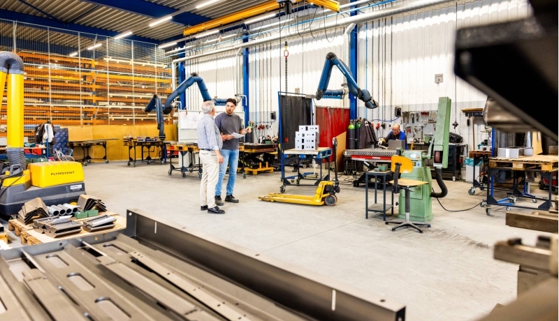 Technische Bedrijfskunde student met stage begeleider op werkvloer bij ARA.