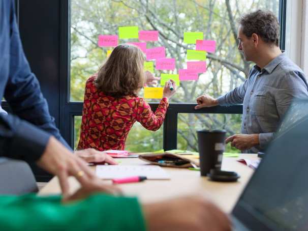 Collega's van het Centrum Meervoudige Waardecreatie in overleg en aan het werk.