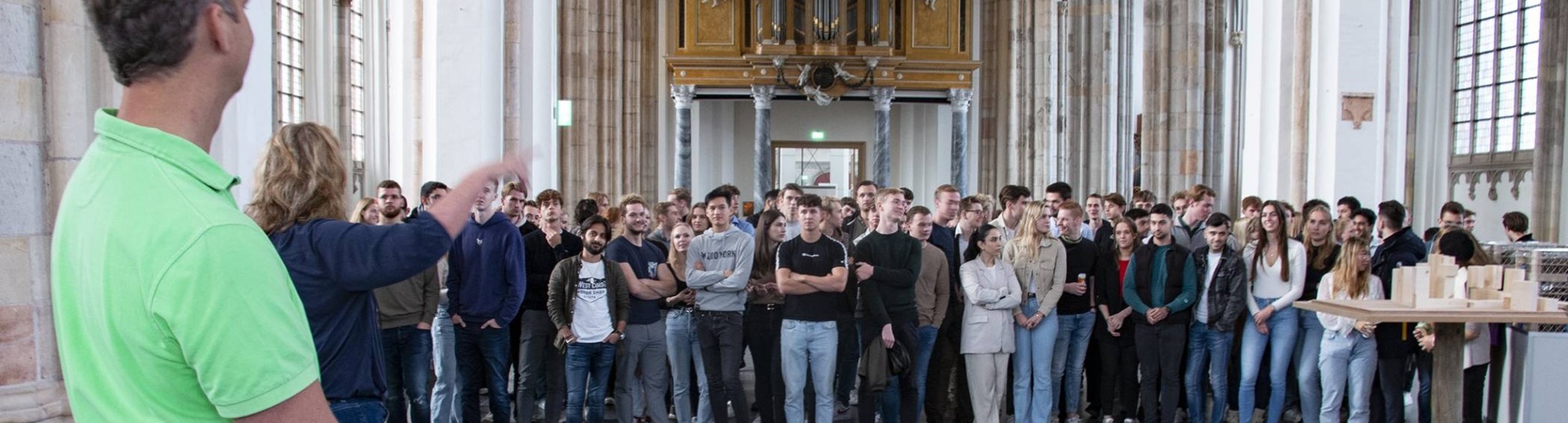studenten en docenten bouwkunde tijdens de presentatie in de eusebiuskerk in arnhem