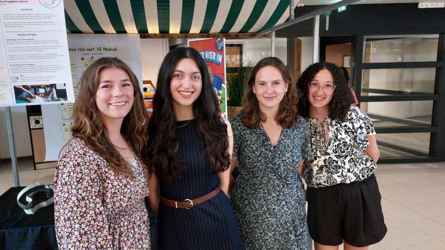 Studenten PZW op de presentatiemarkt vertellen over hun project over VR in de zorg
